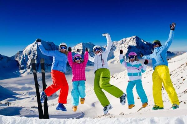 Cum să te bucuri de sezonul de schi – recomandări privind alimentația și pregătirea fizică